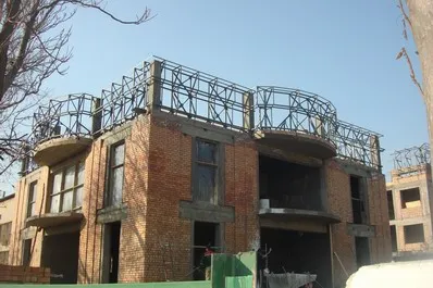Monolitik temir-beton ishlari uchun metall teleskopik tokchalar sozlash balandligi 2-4,5 m dan.
